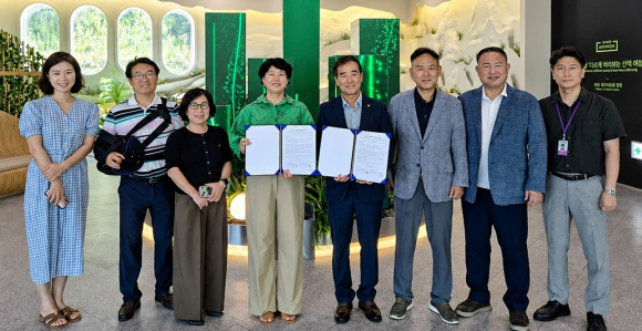 지난 1일 라원에서 보문관광단지 숙박업소, 행복황촌협동조합, (사)한국외식업중앙회 경주시지부 관계자들이 지역 상생 업무협약을 체결한 뒤 기념촬영을 하고 있다.