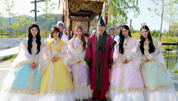 주낙영 경주시장과 경주시 관광 홍보대사 리센느가 지난 2일 경주 라원에서 신라공주 복장을 입고 기념촬영을 하고 있다.