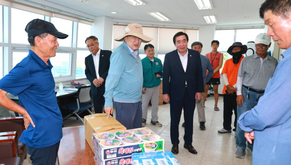 주낙영 경주시장이 지난 1일 동해안 해수욕장 바다시청을 방문해 근무자들을 격려하고 수박과 다과를 전달하며 노고에 감사의 뜻을 전하고 있다.