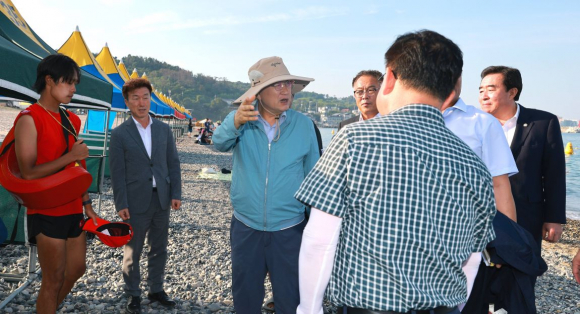주낙영 경주시장이 지난 1일 동해안 해수욕장을 찾아 바다시청 운영 상황을 점검하고 근무자들의 애로사항을 청취하고 있다.