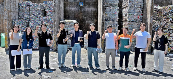 한국수력원자력 월성본부 직원과 관계자들이 최근 경주시 천군 종합자원화단지를 방문해 자원순환시설 운영 현황을 둘러본 뒤 기념촬영을 하고 있다.