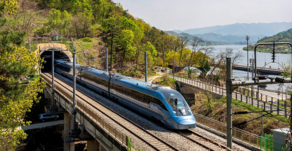 KTX 열차가 터널을 빠져나와 운행하고 있다.