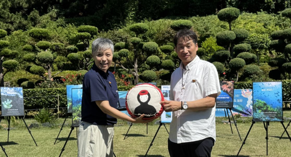 가수 겸 다이버 이은미씨와 경북문화관광공사 김남일 사장이 경북 동해바다 명예대사 홍보 위촉하면서 기념품으로 해녀 태왁을 전달했다.