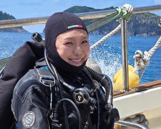 경북 동해바다 명예 홍보대사로 위촉된 가수 이은미(대구 가톨릭대 실용음악과 석좌교수)씨가 죽도 인근 해역 부근에 입수하기 전.