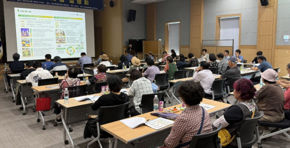 경주시는 7일 서면 행정복지센터에서 '서면 기초생활거점조성사업' 주민설명회를 열고 주민들에게 사업 추진 방향을 설명했다.