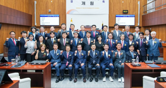 제10대 경주시의회 개원식에서 주낙영 경주시장과 최혁준 부시장을 비롯한 경주시 집행부, 임활 의장과 최재필 부의장을 비롯한 제10대 경주시의회 의원들이 기념촬영을 하고 있다.