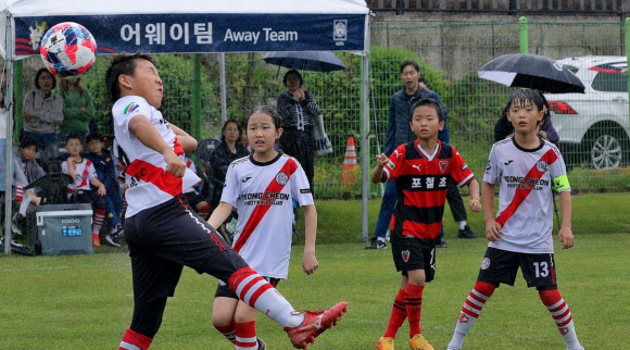 화랑대기 전국 유소년 축구대회에 참가한 선수들이 그라운드에서 뜨거운 승부를 펼치고 있다.
