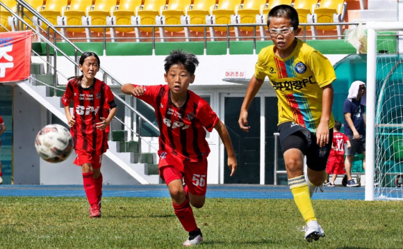 화랑대기 전국 유소년 축구대회에 참가한 선수들이 그라운드에서 뜨거운 승부를 펼치고 있다.