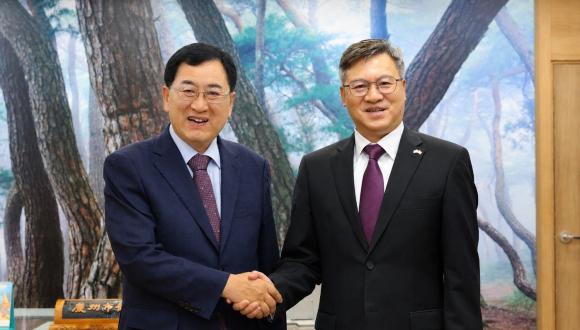 주낙영 경주시장과 천르뱌오 주부산중국총영사가 11일 경주시청에서 만나 Post-APEC 시대 한·중 지방정부 간 교류협력 확대 방안을 논의했다.