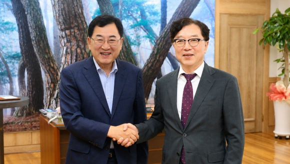 주낙영 경주시장이 13일 경주시청을 방문한 오스카 츠요시 주부산일본총영사와 한·일 지방자치단체 간 교류 협력 방안을 논의한 뒤 기념촬영을 하고 있다.