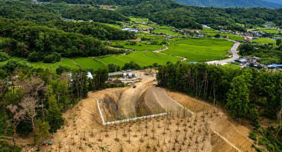 경주시가 추석 전 임시 개통을 목표로 공사를 진행 중인 ‘동국대~현곡 상구간 도시계획도로’ 현장 모습. 총연장 1.35㎞, 왕복 2차로 규모로 현재 공정률은 85%다.