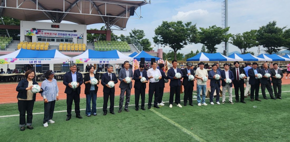 지난 15일 건천운동장에서 열린 ‘제57회 광복절 기념 건천읍민 축구대회’에서 주요 내빈들이 시축을 앞두고 기념촬영을 하고 있다.
