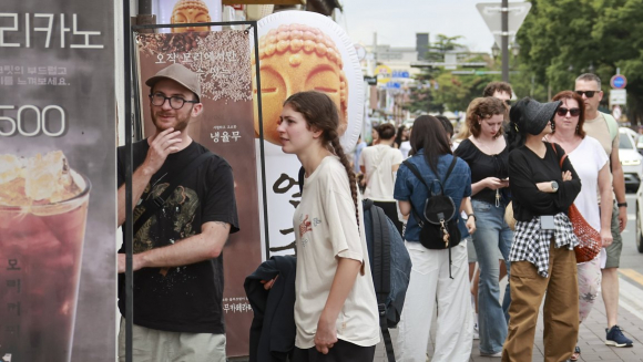 경주 황리단길을 찾은 외국인 관광객들이 거리를 둘러보고 있다.