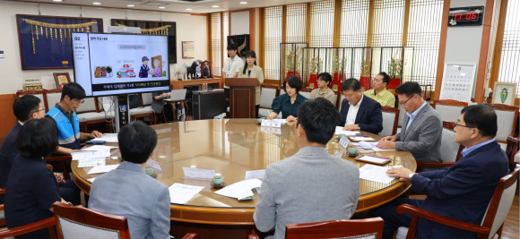 집배원이 식사 전달하며 안부도 살핀다.