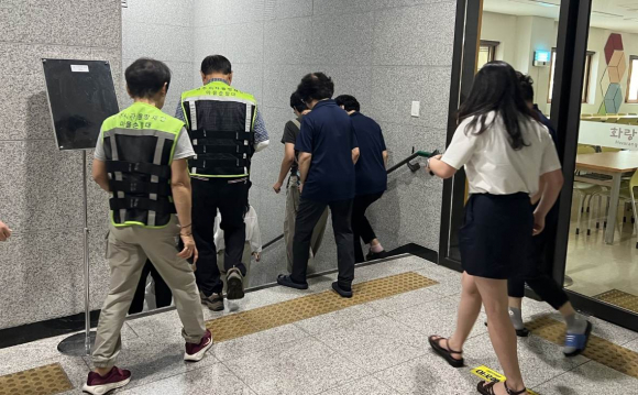 지난 20일 경주 화랑마을에서 열린 공습 대비 대피훈련에서 시설 종사자와 이용객들이 공습경보에 따라 지하 대피공간으로 이동하고 있다.