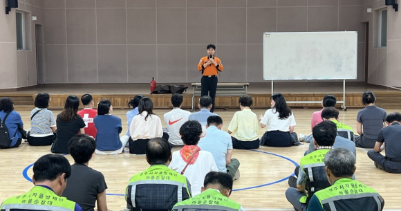 지난 20일 경주 화랑마을에서 열린 공습 대비 대피훈련에서 경주소방서 관계자가 시설 종사자와 이용객을 대상으로 비상시 국민행동요령을 교육하고 있다.