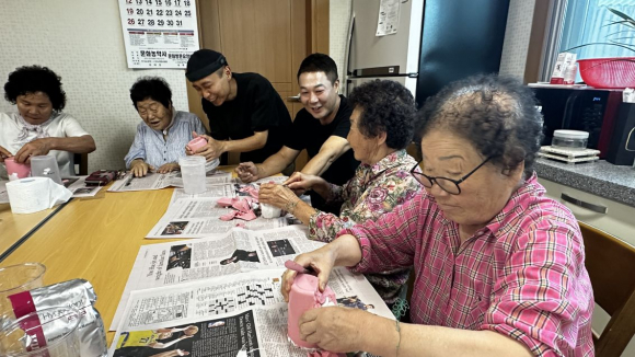 지난 7월 23일 전촌2리 경로당에서는 어촌신활력증진사업의 문화예술 프로그램 제6차시 수업으로 '나의 손, 나의 삶'이라는 특별한 예술 활동이 진행됐다.