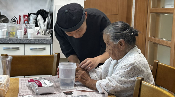 지난 7월 23일 전촌2리 경로당에서는 어촌신활력증진사업의 문화예술 프로그램 제6차시 수업으로 '나의 손, 나의 삶'이라는 특별한 예술 활동이 진행됐다.