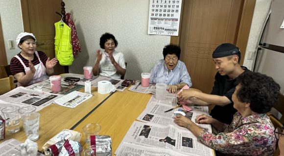 지난 7월 23일 전촌2리 경로당에서는 어촌신활력증진사업의 문화예술 프로그램 제6차시 수업으로 '나의 손, 나의 삶'이라는 특별한 예술 활동이 진행됐다.