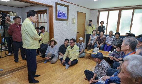 주낙영 경주시장이 24일 건천읍 화천3리 백석마을에서 주민들과 가뭄 대응 및 생활용수 공급 대책에 대해 의견을 나누고 있다.