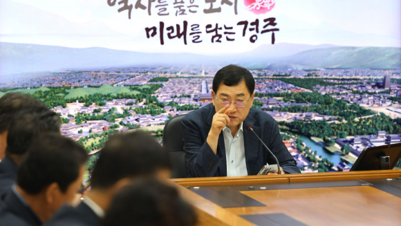 주낙영 경주시장이 25일 오전 시청 영상회의실에서 국·소·본부장회의를 주재하며 추석 물가안정과 주요 현안 추진상황을 점검하고 있다.