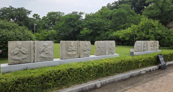 국립경주박물관에 전시 중인 경주 인왕동사지 석탑 팔부중상 면석. 팔부중상은 불법을 수호하는 여덟 신의 모습을 새긴 조각이다.