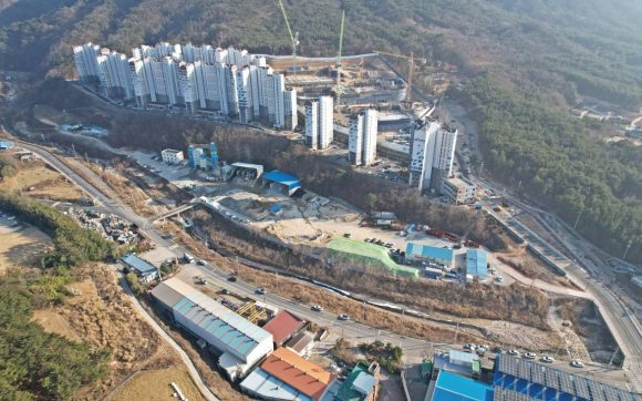 (정비 전) 경주시 외동읍 농촌공간 정비사업 추진 전 레미콘 공장과 주변 전경.