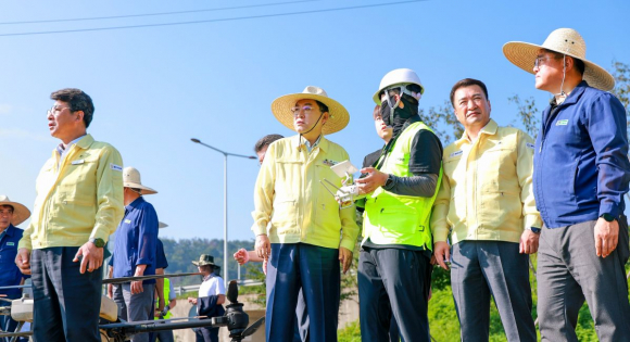 주낙영 경주시장이 26일 현곡면 금장리에서 열린 벼 병해충 2차 공동방제 시연회에서 드론 방제 과정을 살펴보고 있다.
