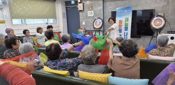 본 활동에 앞서 준비운동으로 신체와 마음을 여는 모습.