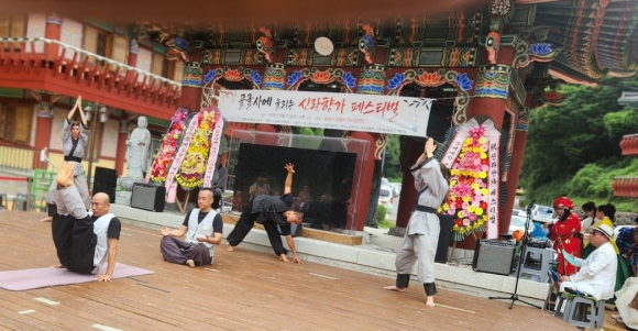 경주의 고찰 골굴사 함원지 야외공연장에서 지난 15일 오후 3시 오랜 정신문화와 예술적 전통이 하나로 만나는 뜻깊은 무대가 펼쳐졌다.