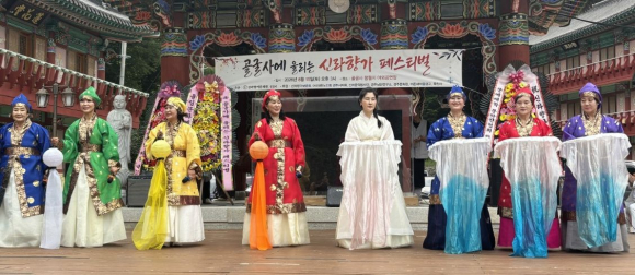 경주의 고찰 골굴사 함원지 야외공연장에서 지난 15일 오후 3시 오랜 정신문화와 예술적 전통이 하나로 만나는 뜻깊은 무대가 펼쳐졌다.
