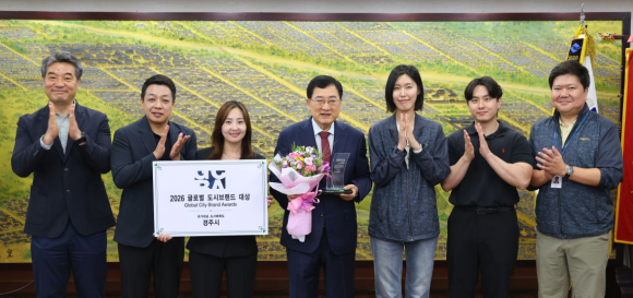 주낙영 경주시장과 홍보담당관 직원들이 시장실에서 ‘2026 글로벌 도시브랜드 대상’ 국가대표 도시매력도 부문 대상 수상을 기념해 기념촬영을 하고 있다.