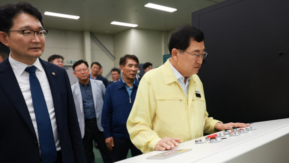 김종구 농림축산식품부 차관과 주낙영 경주시장이 28일 경주시 농산물산지유통센터(APC)의 스마트 선별 설비를 살펴보며 운영 현황을 점검하고 있다.