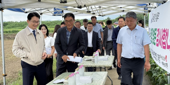 김종구 농림축산식품부 차관이 28일 경주시 안강읍 육통리 대청영농조합법인 공동영농 현장을 찾아 운영 현황과 사업 추진 상황을 살펴보고 있다.