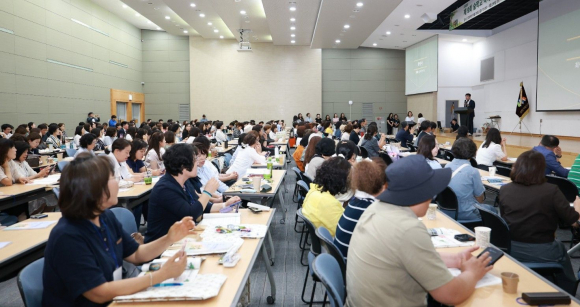 지난 28일 경주 교원드림센터에서 열린 ‘제9회 숲학교 국제심포지엄’에서 국내외 숲교육 전문가와 관계자들이 최혁준 경주시 부시장의 환영사를 듣고 있다.