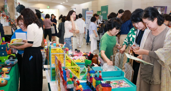 지난 28일 경주 교원드림센터에서 열린 ‘제9회 숲학교 국제심포지엄’ 참가자들이 행사장에 마련된 숲교육 관련 교구와 전시물을 살펴보고 있다.