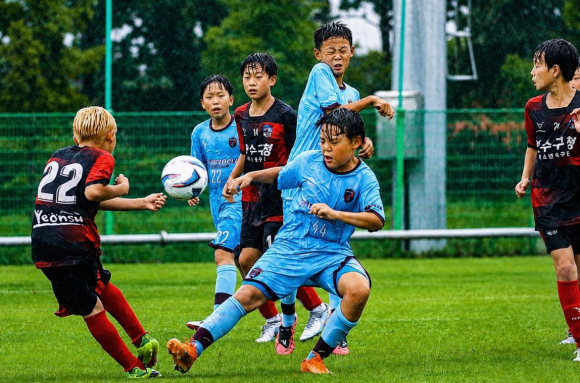 경주에서 열린 ‘2026 화랑대기 전국 유소년 축구대회’에서 유소년 선수들이 경기를 펼치고 있다.