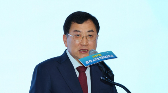 주낙영 경주시장이 28일 시청 알천홀에서 열린 ‘제19회 경주시민원탁회의’에서 인사말을 하고 있다.