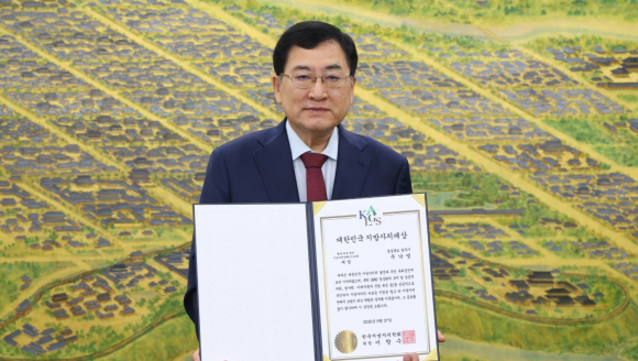 주낙영 경주시장이 2026 제2회 한국지방자치학회 대한민국 지방자치대상 행정의정 리더-기초자치단체 부문 대상 수상 기념촬영을 하고 있다.
