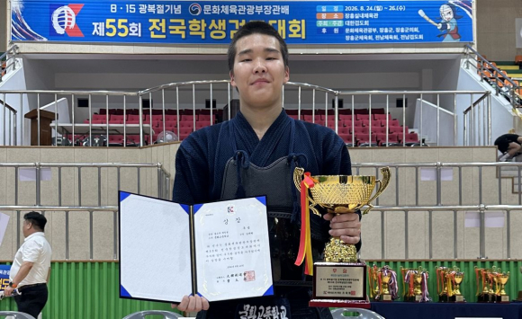 문화고 3학년 김태현 학생이 8.15 광복절을 기념해 열린 전국 최고 권위의 학생검도대회에서 개인전 정상에 오르며 고교 무대 최강자임을 입증했다.