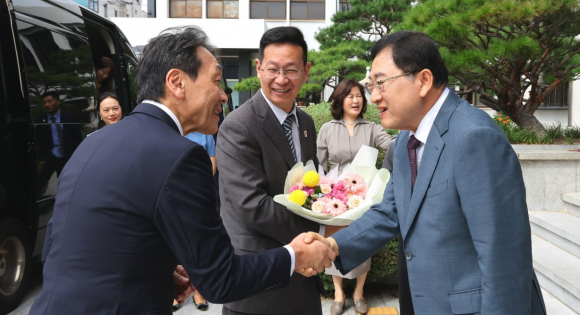주낙영 경주시장이 2일 시청 대외협력실에서 한·중·일 아세안센터 사무총장단을 접견하고 있다.