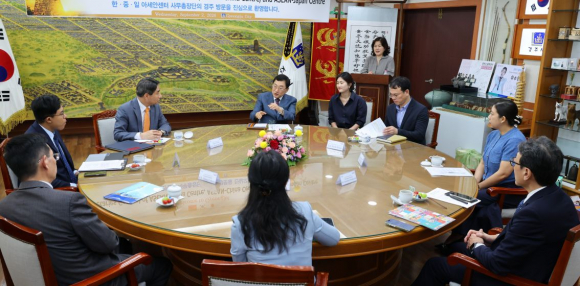 주낙영 경주시장이 2일 시청 대외협력실에서 한·중·일 아세안센터 사무총장단을 접견하고 있다.