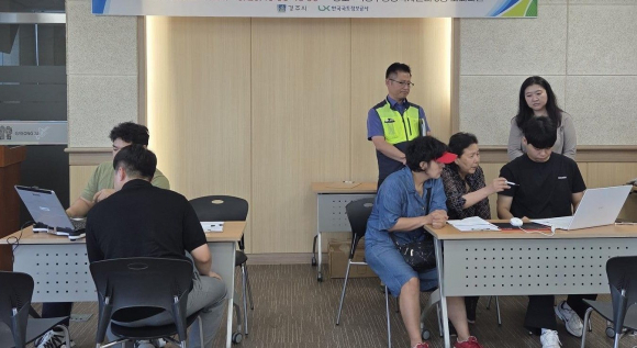경주시 지적재조사팀과 한국국토정보공사 관계자들이 안강4지구 현장사무소에서 토지소유자와 지적재소사 경계에 대해 협의하고 있다.