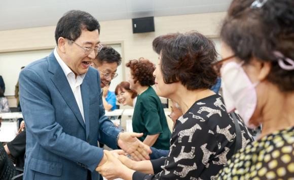 주낙영 경주시장이 ‘통합 황오동 1주년 맞이 마을 대토론회’에 참석한 주민들과 인사를 나누고 있다.