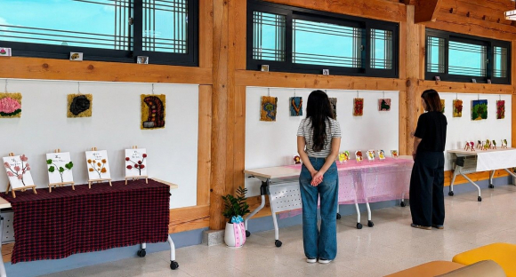 관람객들이 경주 황남동 행복갤러리에서 ‘스칸디아모스로 만나는 경주’ 전시 작품을 감상하고 있다.
