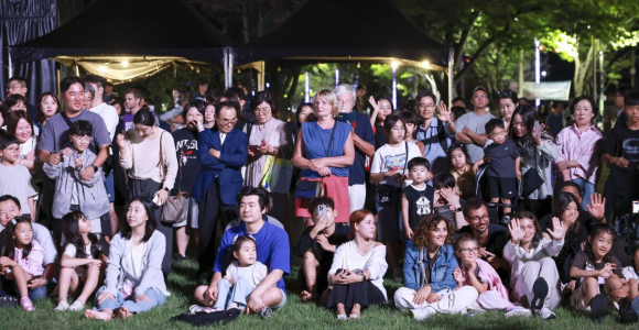 ‘2026 국가유산 미디어아트 경주 대릉원’을 찾은 시민과 관광객들이 개막 공연을 관람하고 있다.