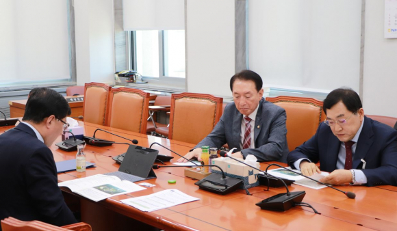 주낙영 경주시장과 김석기 국회의원이 7일 김성환 기후에너지환경부 장관을 만나 지역 주요 현안을 설명하고 정부 지원을 건의하고 있다.