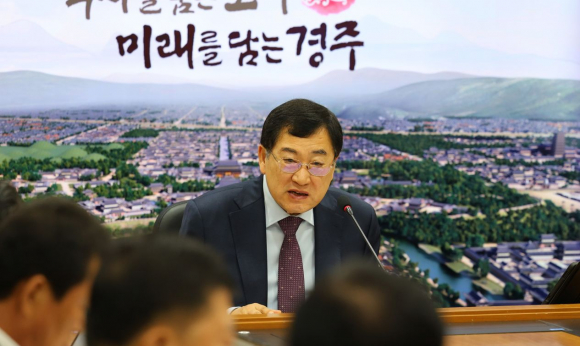 주낙영 경주시장이 8일 영상회의실에서 국·소·본부장회의를 주재하며 추석 물가안정과 주요 현안을 점검하고 있다.