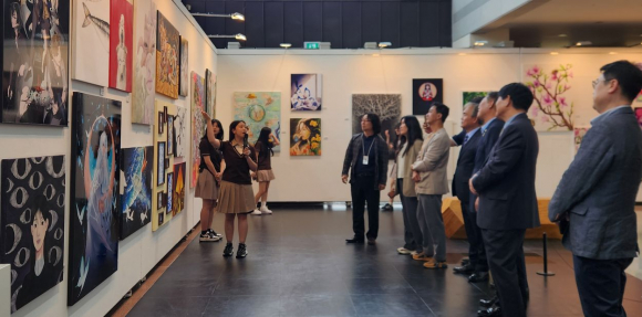 2025년 포항예술고등학교 미술 작품전을 포항예술고 학생들이 집적 설명하고 있다(작년).