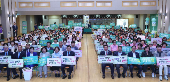 주낙영 경주시장을 비롯한 참석자들이 ‘2026년 양성평등주간 기념식 및 한마음대회’에서 양성평등 실천 퍼포먼스를 펼치고 있다.